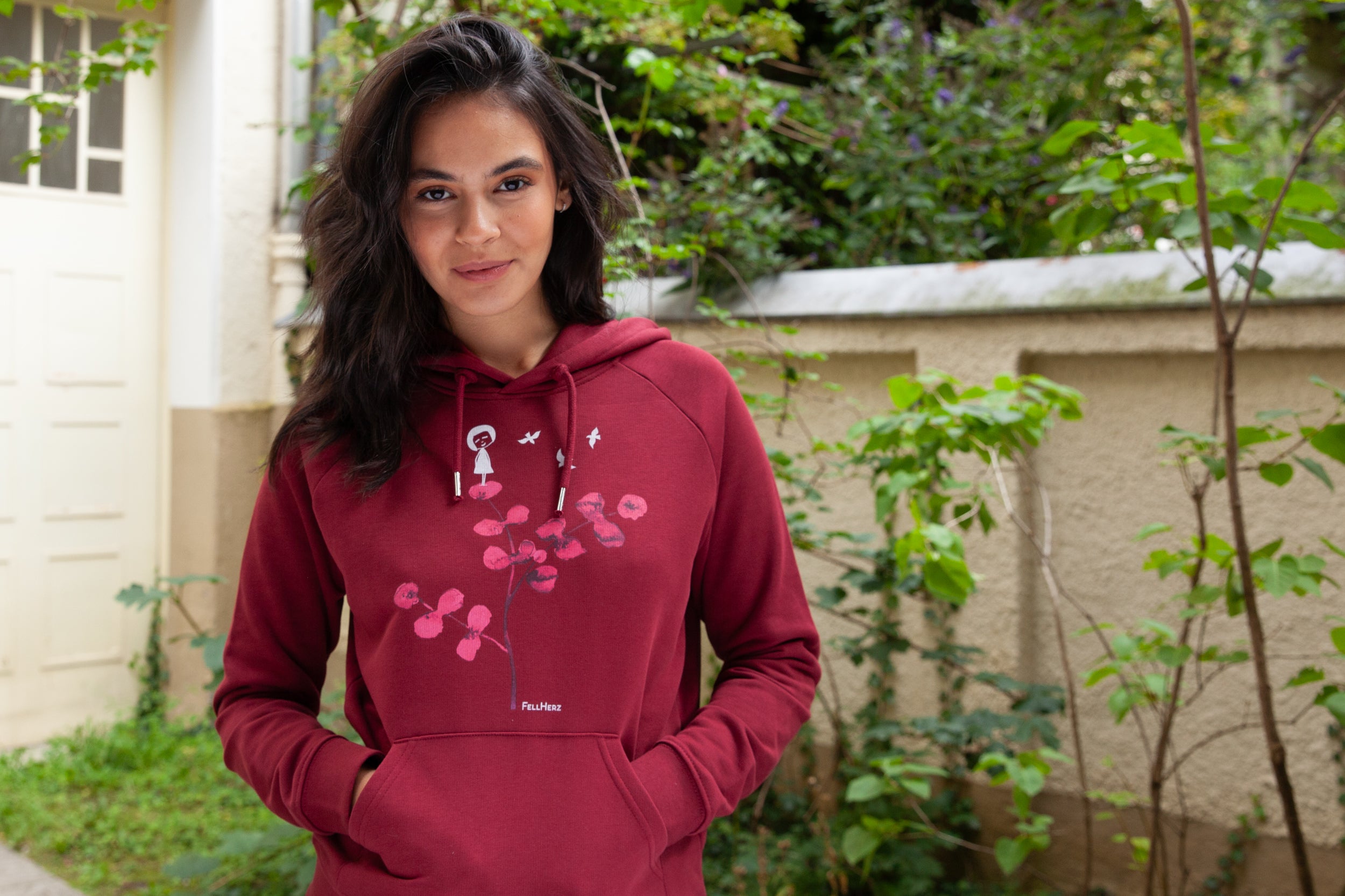 Foto von Modell mit FellHerz Damen Hoodie in burgund mit dem Motiv Eukalyptusmädchen