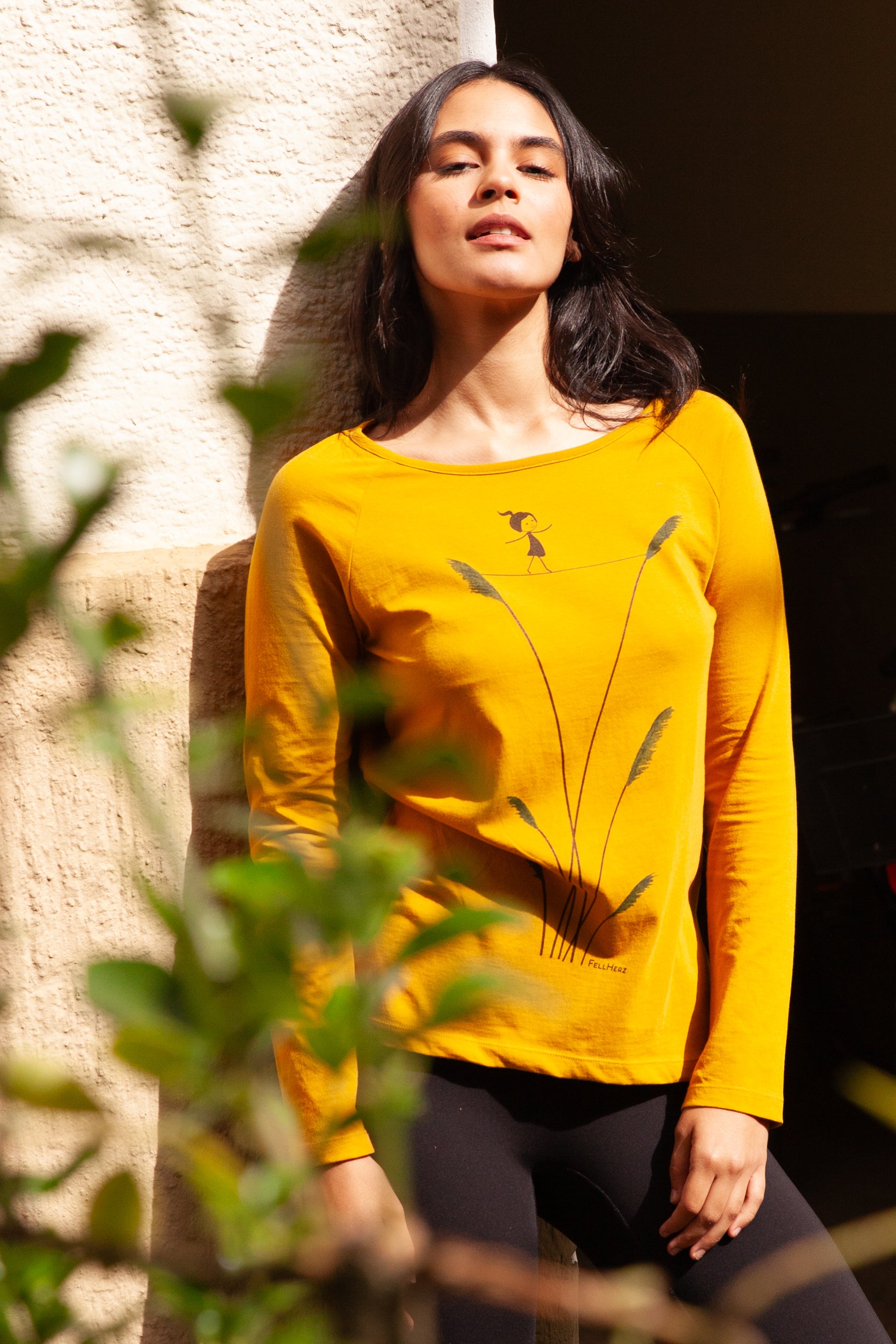 Model mit dem FellHerz Longsleeve Seiltanz