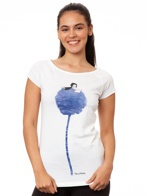 FellHerz Damen Cap Sleeve T-Shirt Blumenbuch in Weiß aus 100% Bio-Baumwolle, fair und vegan produziert – Mädchen mit Buch liegt auf einer blauen Blume