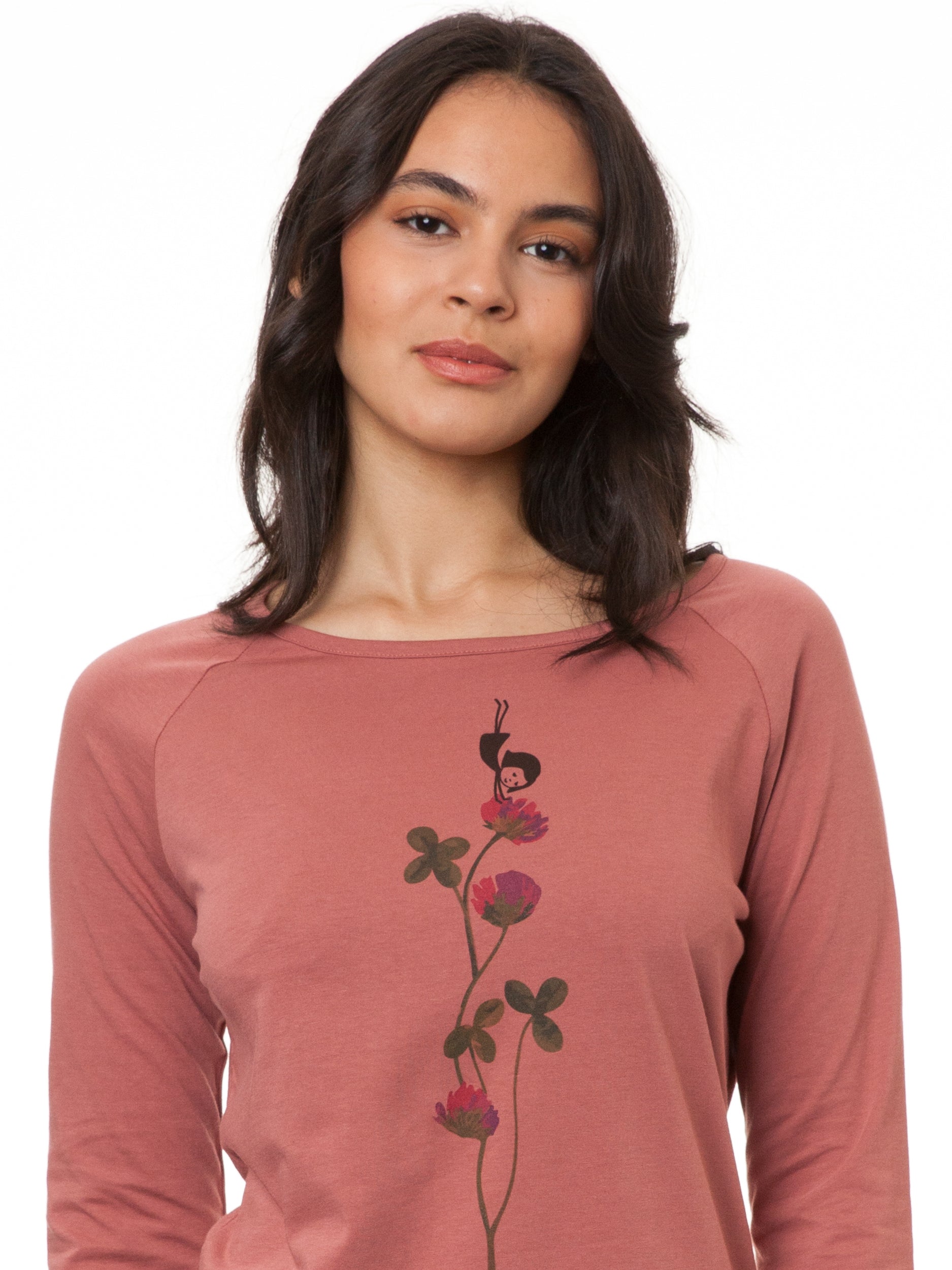 Detailansicht des Glücksklee-Prints auf dem FellHerz Raglan Longsleeve in Canyan Rose – hochwertiger Bio-Baumwollstoff, nachhaltige Verarbeitung