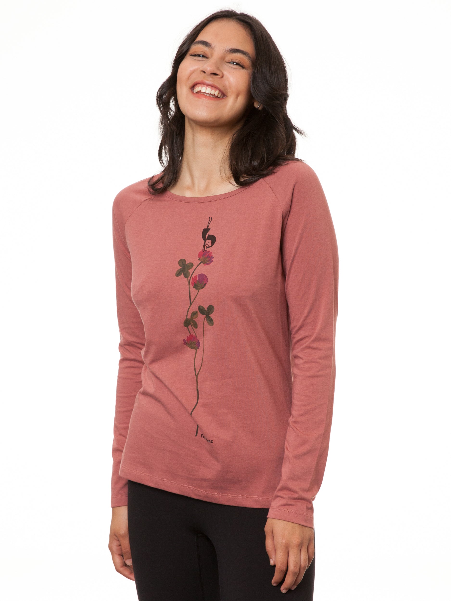 Modell trägt das FellHerz Raglan Longsleeve Glücksklee in Canyan Rose – feminines Fair-Fashion Shirt aus Bio-Baumwolle mit Glücksklee-Print