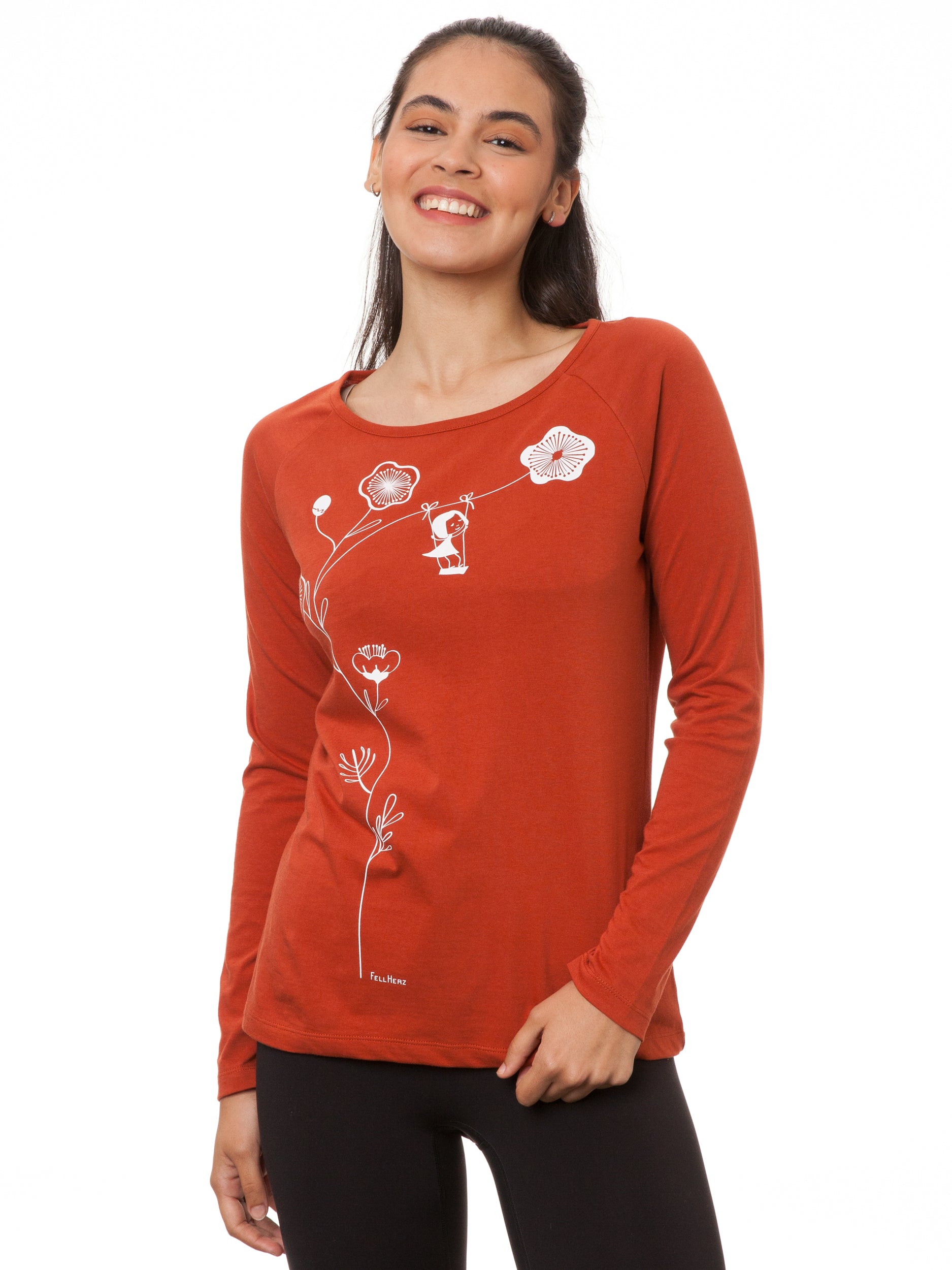Modell trägt das FellHerz Raglan Longsleeve Schaukelmädchen Picante – feminines Fair-Fashion Shirt