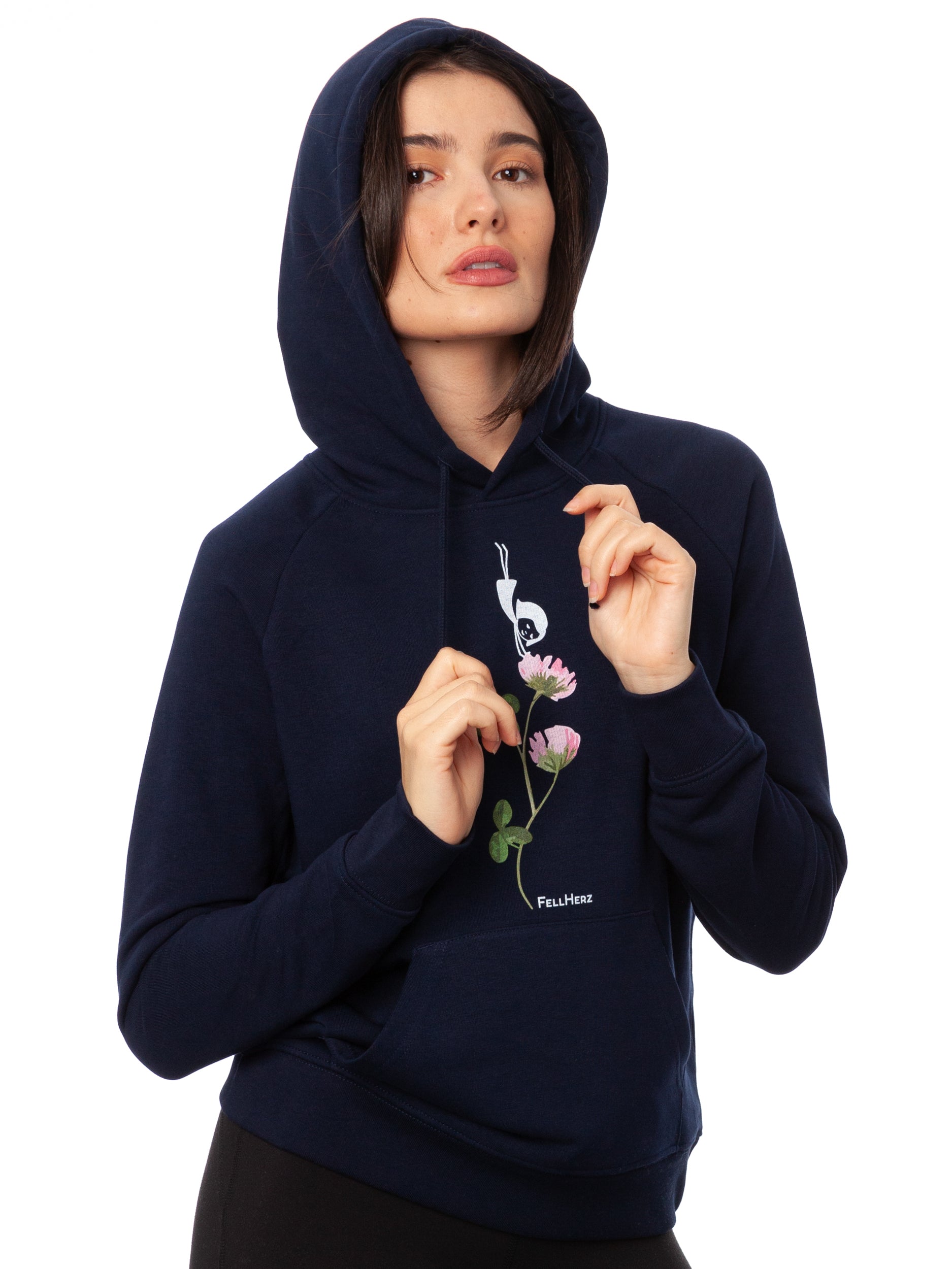 Model mit senf farbenem Raglan-Longsleeve aus Bio-Baumwolle bedruckt mit Seiltanz Motiv 