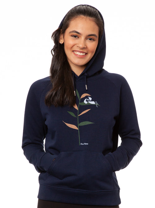 Model trägt den Damen Hoodie Book Lover in Navy – Mädchen liest Buch, Bio-Baumwolle, fair und vegan produziert