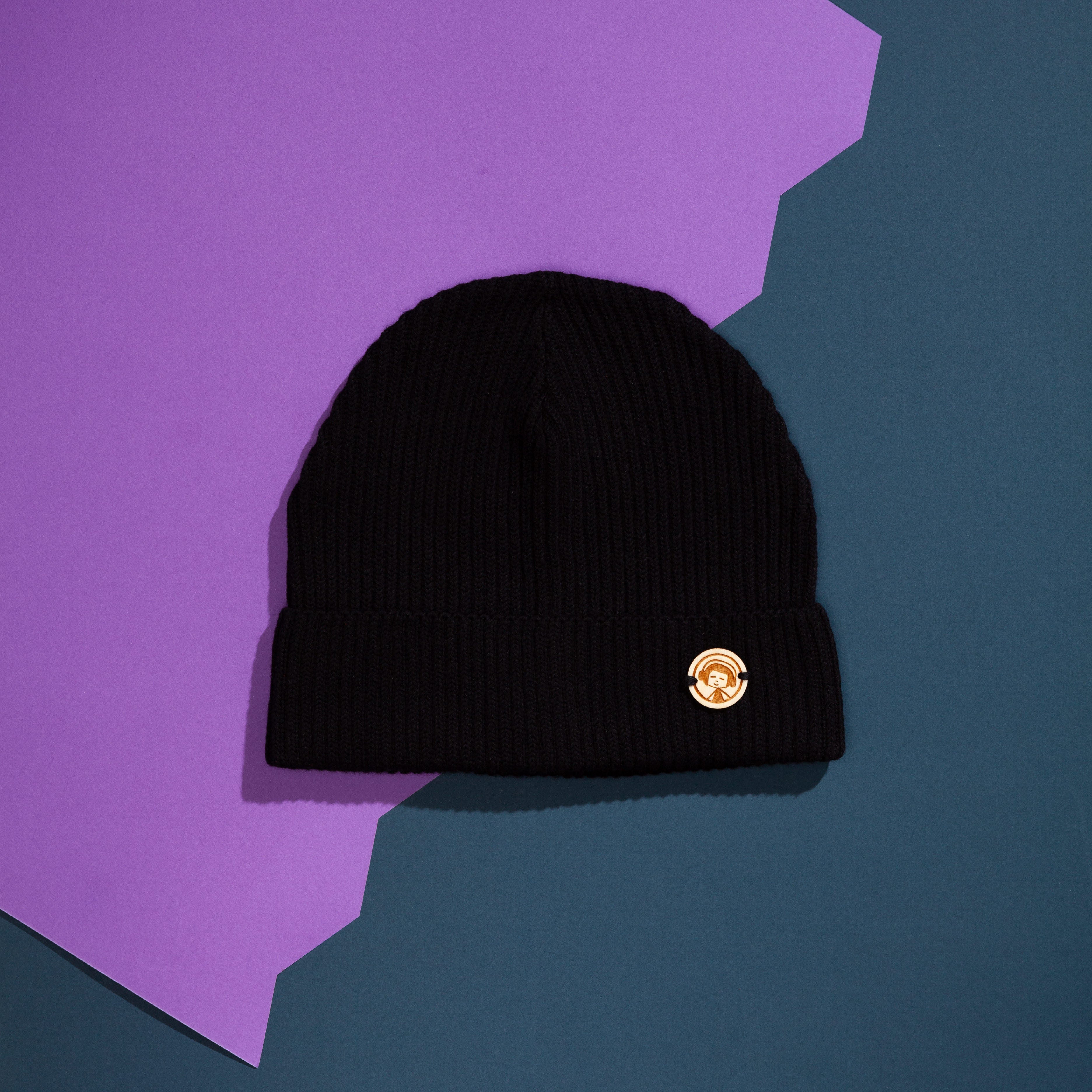 Schwarze FellHerz Beanie Mütze mit Holz-Logo Applikation