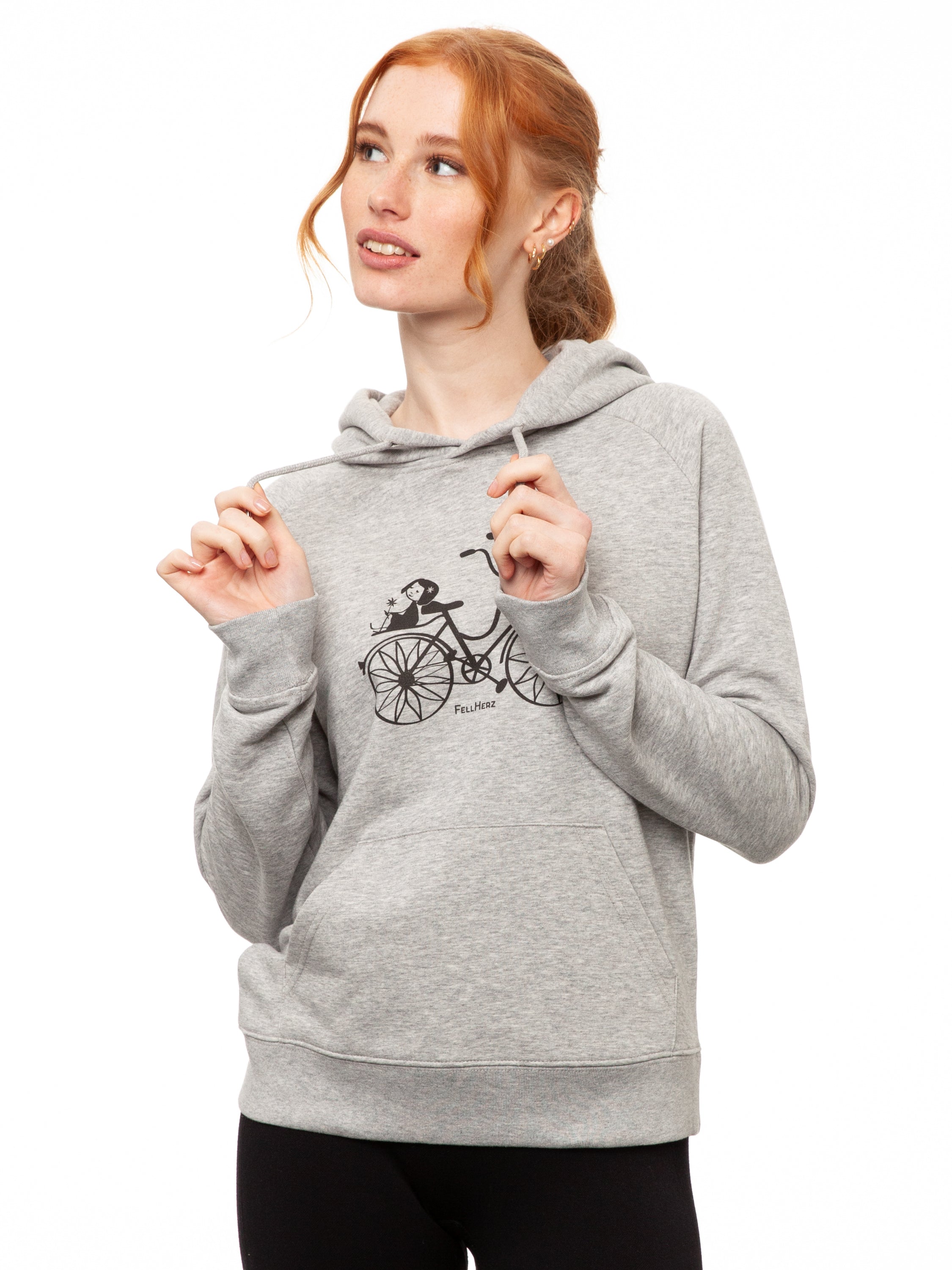 Damen Kapuzen-Pullover in hell grau meliert aus Biobaumwolle, Fair & Vegan hergestellt. Stilvoller Frauen Hoodie mit Känguru-Tasche und nachhaltigem Druck ohne Schadstoffe – Fair Fashion von FellHerz. Der Siebdruck Grafik Print auf der Vorderseite zeigt ein kleines Mädchen mit Blumen auf einem Fahrrad.