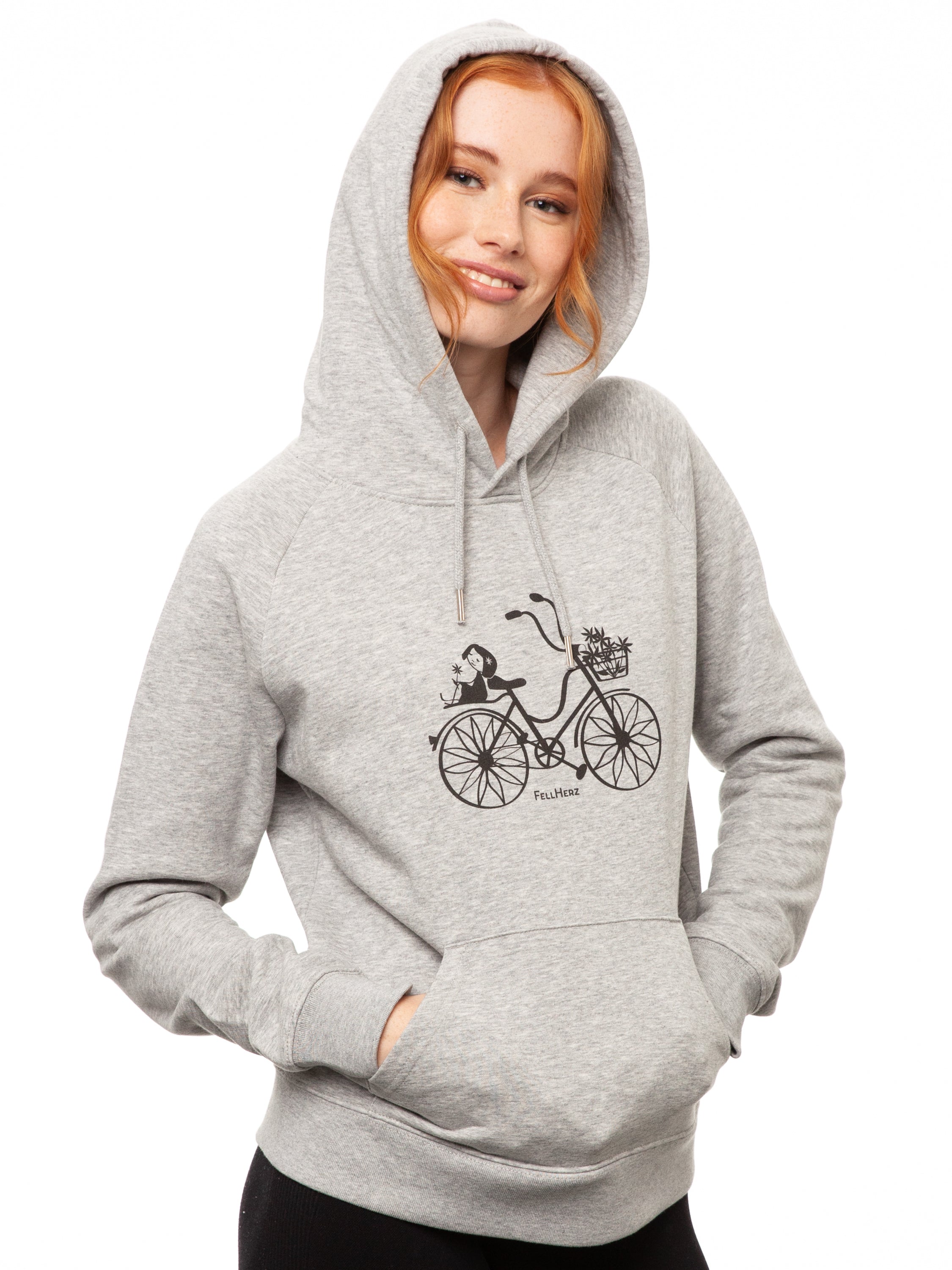 Damen Kapuzen-Pullover in hell grau meliert aus Biobaumwolle, Fair & Vegan hergestellt. Stilvoller Frauen Hoodie mit Känguru-Tasche und nachhaltigem Druck ohne Schadstoffe – Fair Fashion von FellHerz. Der Siebdruck Grafik Print auf der Vorderseite zeigt ein kleines Mädchen mit Blumen auf einem Fahrrad.