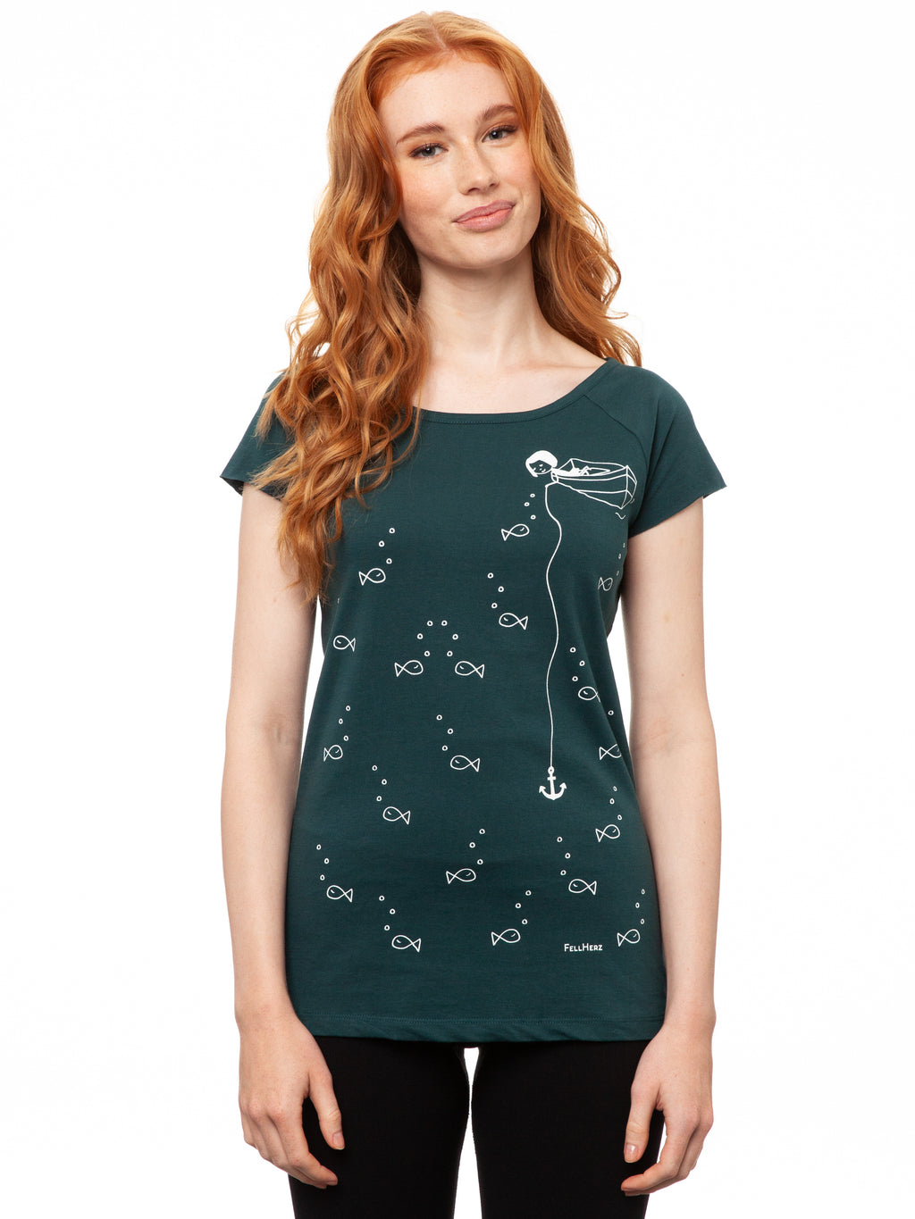 Ein Model trägt ein petrolfarbens Damen T‑Shirt aus 100 % Bio‑Baumwolle mit kurzen Cap‑Sleeves, maritimem Anker‑Siebdruck vorne und kleinem Logo‑Print auf dem Rücken – nachhaltig, fair produziert und lässig geschnitten