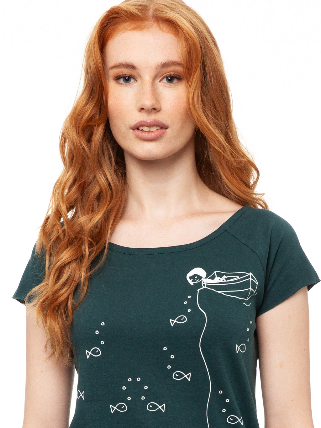 Ein Model trägt ein Damen T‑Shirt deep teal aus 100 % Bio‑Baumwolle mit kurzen Cap‑Sleeves, maritimem Anker‑Siebdruck vorne und kleinem Logo‑Print auf dem Rücken – nachhaltig, fair produziert und lässig geschnitten