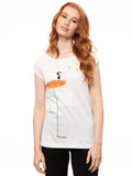 Weißes nachhaltiges FellHerz Damen T-Shirt aus Bio-Baumwolle, fair und vegan produziert. Raglan-Shirt mit Schwalbenzug Grafik-Print auf der Vorderseite: Ein Mädchen steht auf einer orangen Blume und es fliegen Vögel davon.