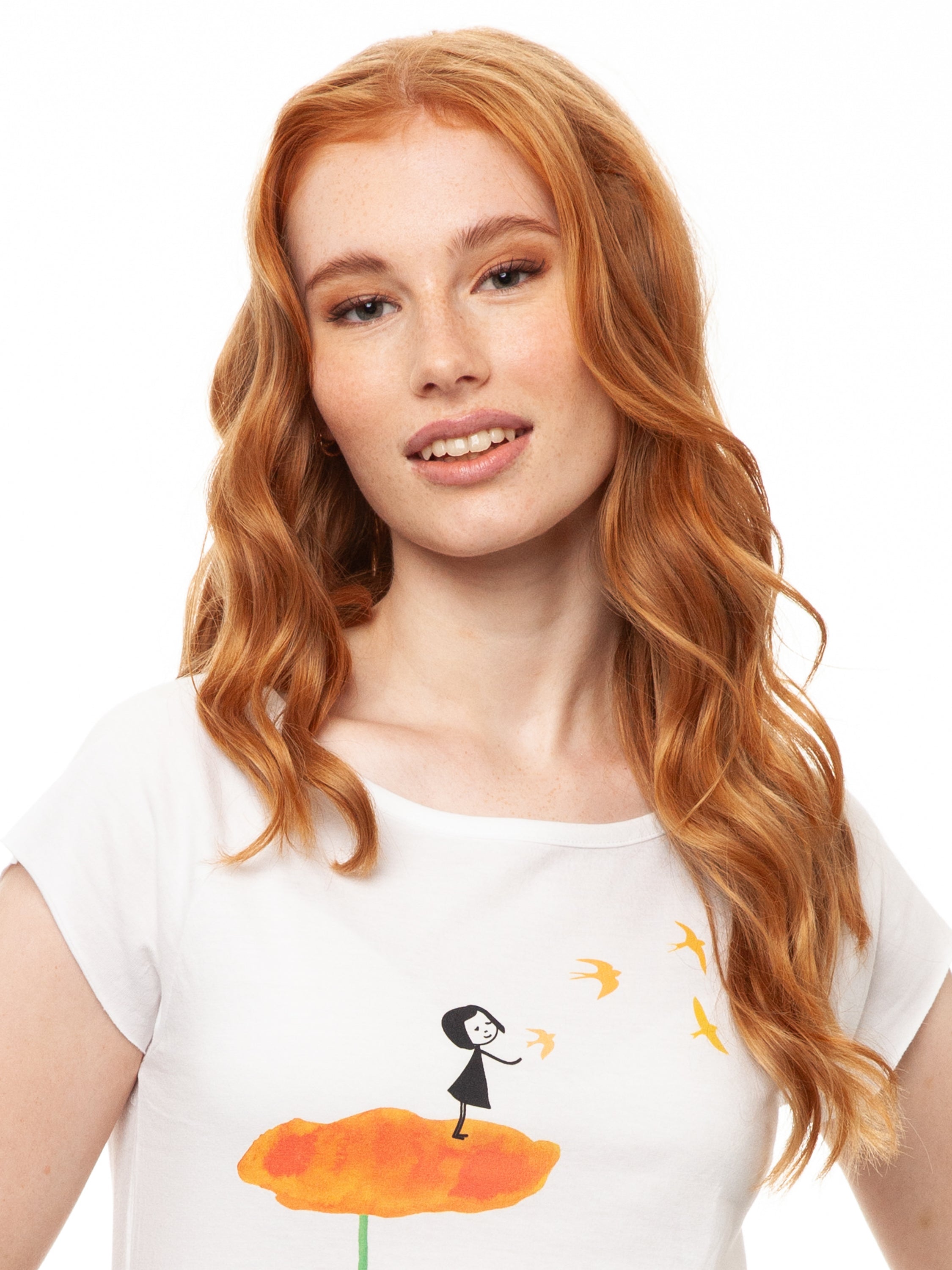 Weißes nachhaltiges FellHerz Damen T-Shirt aus Bio-Baumwolle, fair und vegan produziert. Raglan-Shirt mit Schwalbenzug Grafik-Print auf der Vorderseite: Ein Mädchen steht auf einer orangen Blume und es fliegen Vögel davon.