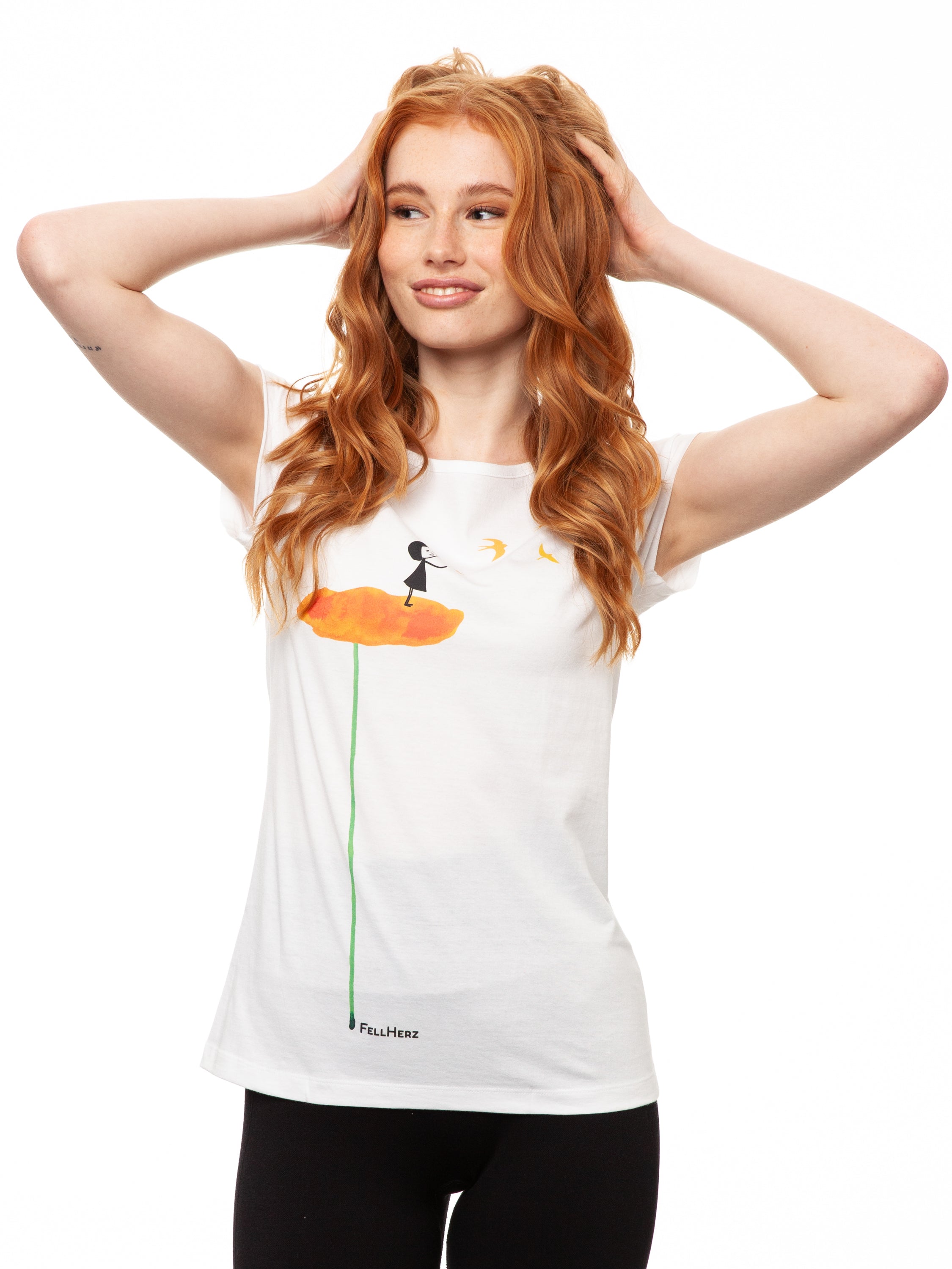Weißes nachhaltiges FellHerz Damen T-Shirt aus Bio-Baumwolle, fair und vegan produziert. Raglan-Shirt mit Schwalbenzug Grafik-Print auf der Vorderseite: Ein Mädchen steht auf einer orangen Blume und es fliegen Vögel davon.