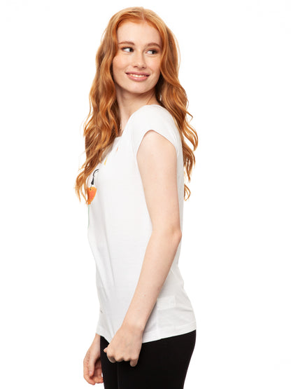 Weißes nachhaltiges FellHerz Damen T-Shirt aus Bio-Baumwolle, fair und vegan produziert. Raglan-Shirt mit Schwalbenzug Grafik-Print auf der Vorderseite: Ein Mädchen steht auf einer orangen Blume und es fliegen Vögel davon.