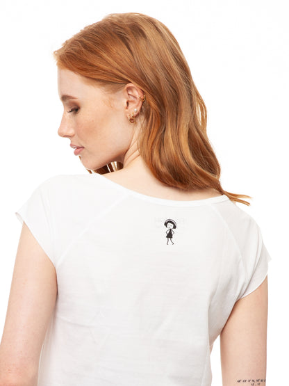 Weißes nachhaltiges FellHerz Damen T-Shirt aus Bio-Baumwolle, fair und vegan produziert. Raglan-Shirt mit Schwalbenzug Grafik-Print auf der Vorderseite: Ein Mädchen steht auf einer orangen Blume und es fliegen Vögel davon.