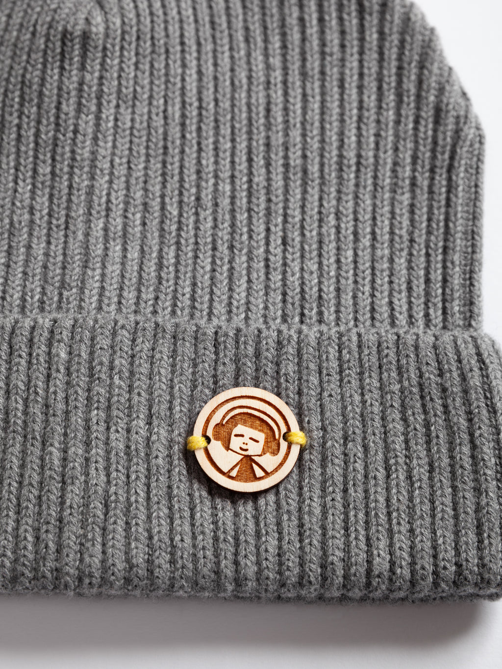 Detail von FellHerz Beanie Mütze in grau