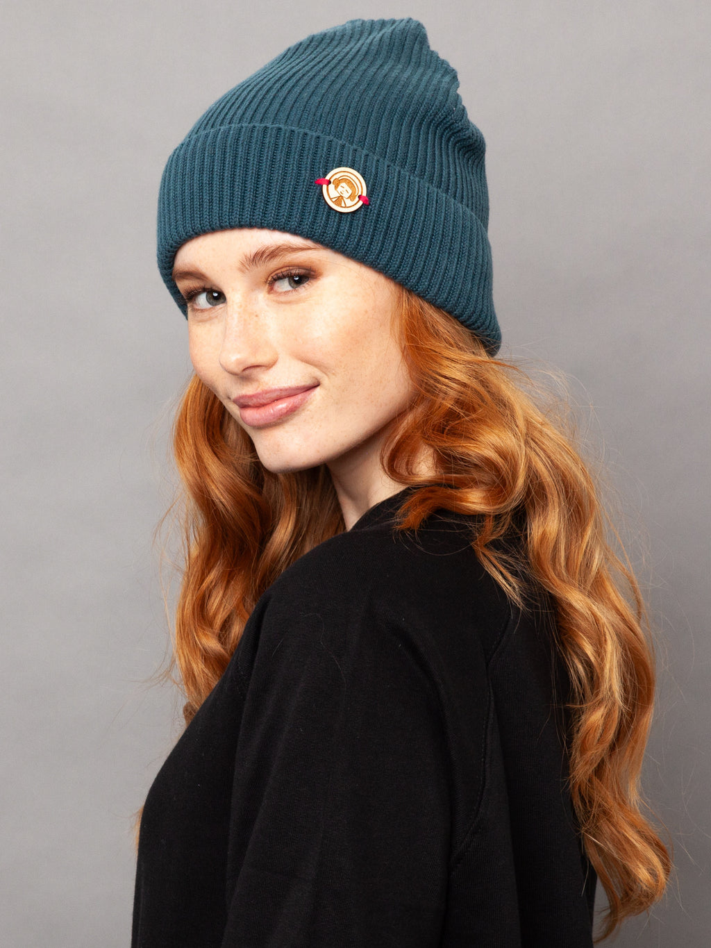 Model mit gestrickter Baumwoll-Mütze 