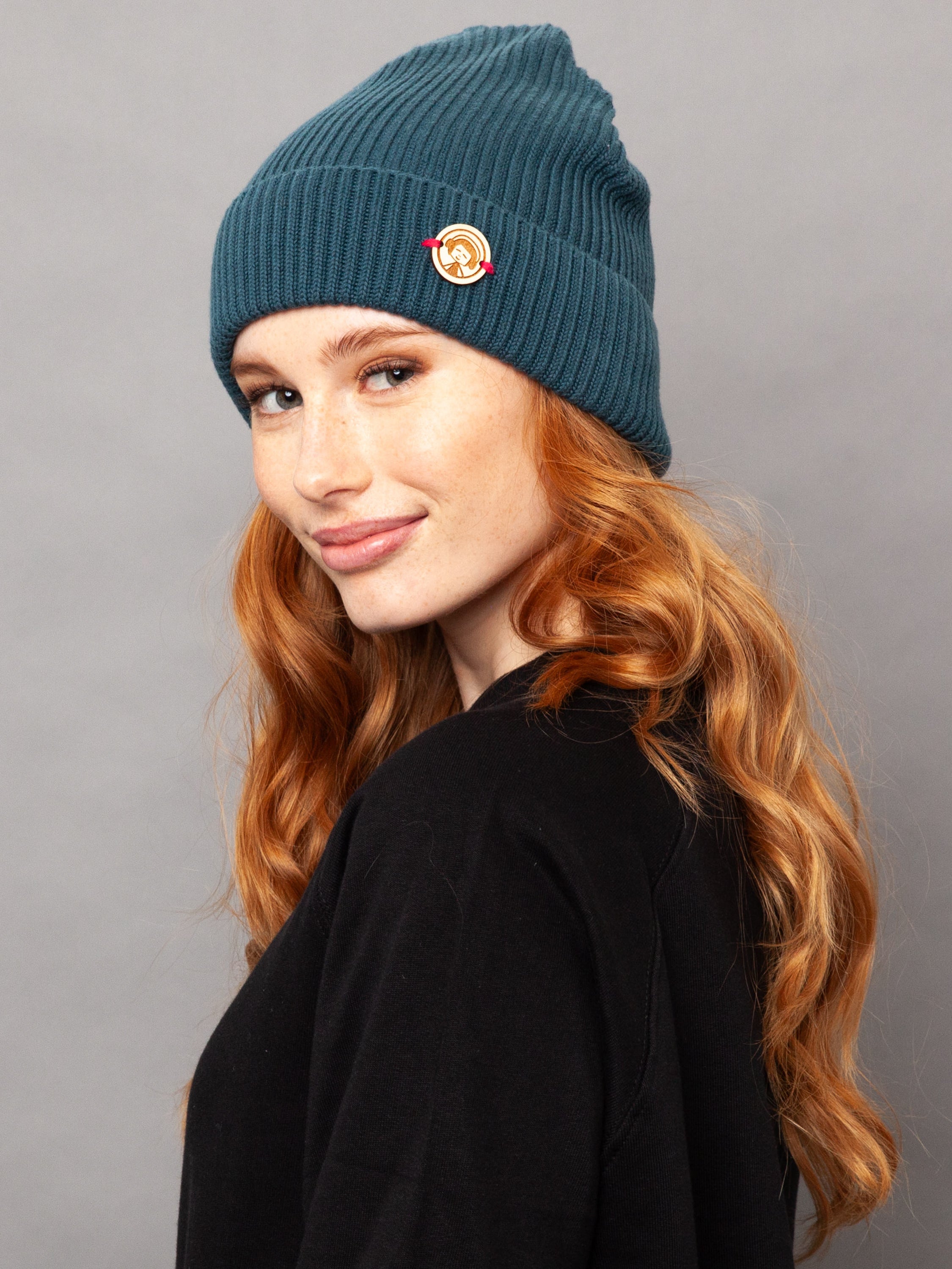 Model mit gestrickter Baumwoll-Mütze 