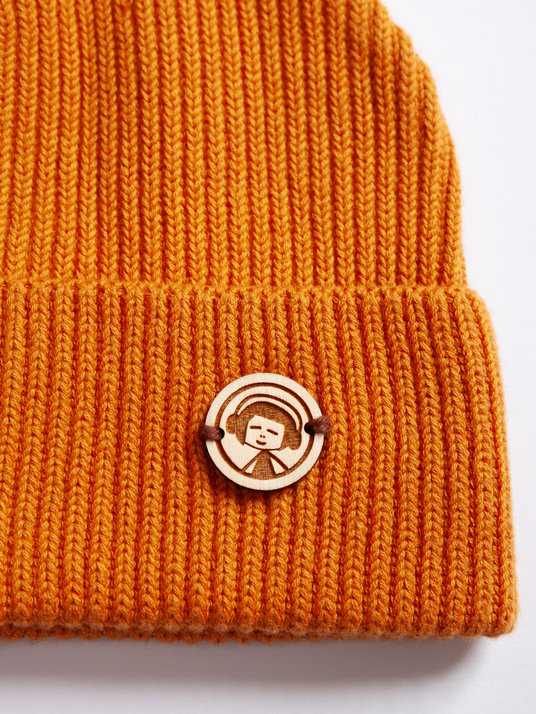 FellHerz Beanie Mütze in orange mit Holz-Logo Detail