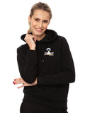 Schwarzer Ommm‑Hoodie aus 85 % Bio‑Baumwolle und 15 % recyceltem Polyester im lässigen Raglan‑Schnitt, mit doppellagiger Kapuze und Ton‑in‑Ton‑Kordel, kuscheliger Kängurutasche und zarter FellHerz‑Illustration eines kleinen Mädchens, das auf einem regenbogenfarbenen Teppich fliegt, im Digitaldruck mit wasserbasierten Farben – nachhaltig, fair produziert und ideal für kalte Tage.