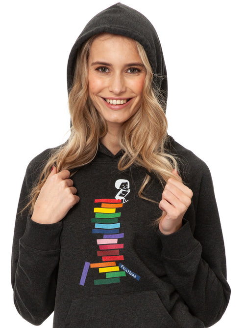 Model trägt den Damen Hoodie Books Girl in Dark Heather Grey – Mädchen liest unter Regenbogen, Bio-Baumwolle, fair und vegan produziert