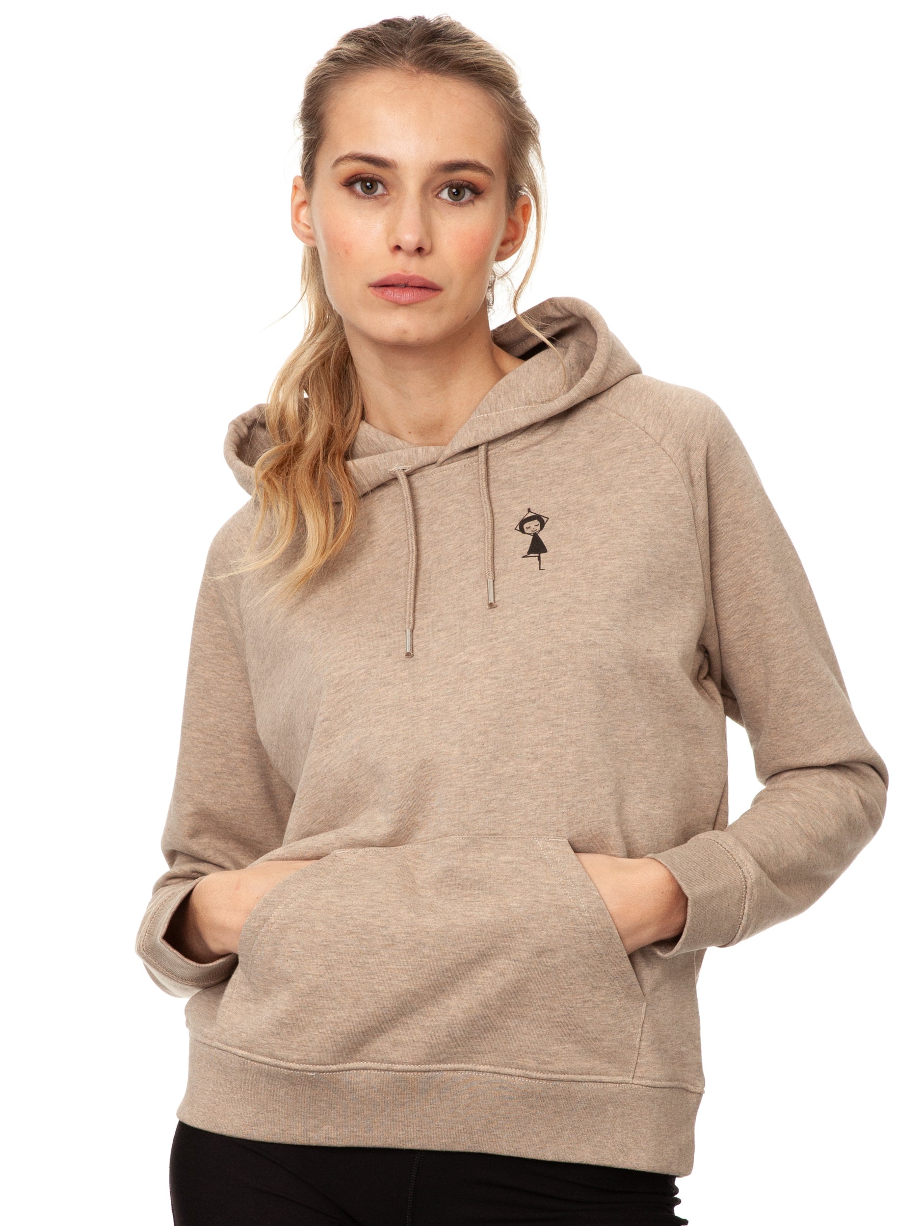 Damen‑Hoodie ‚Yogamädchen‘ in heather sand, aus 85 % GOTS‑zertifizierter Bio‑Baumwolle und 15 % recyceltem Polyester (350 g/m²), im lässigen Raglan‑Schnitt mit doppellagiger Kapuze, ton‑in‑Ton Kordel, weicher Kängurutasche und digitalem FellHerz‑Print (Yogamädchen-Motiv)auf der Brust in wasserbasierten Farben – nachhaltig, fair gefertigt, vorgewaschen, ideal für kalte Tage.