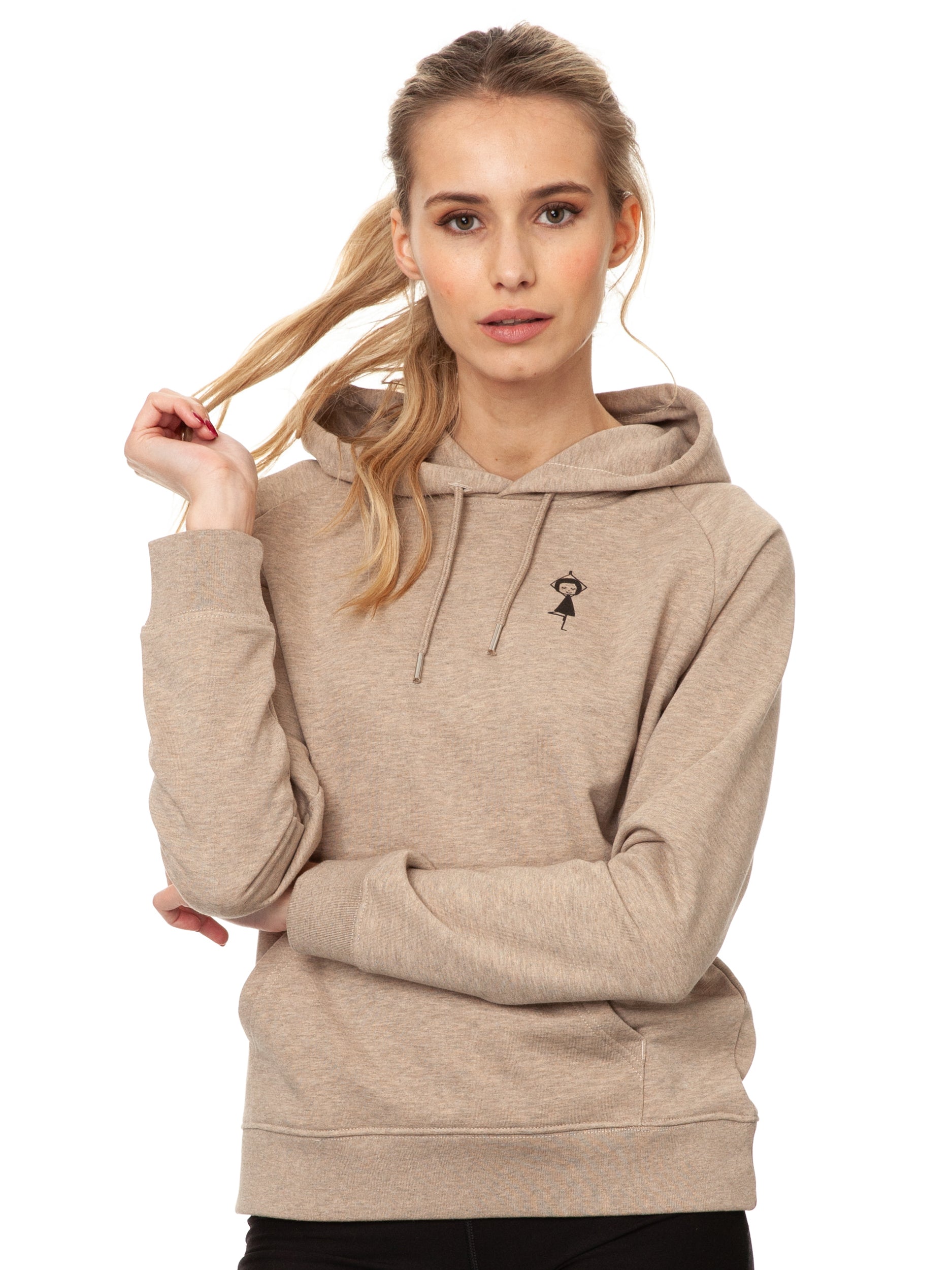 Damen‑Hoodie ‚Yogamädchen‘ in heather sand, aus 85 % GOTS‑zertifizierter Bio‑Baumwolle und 15 % recyceltem Polyester (350 g/m²), im lässigen Raglan‑Schnitt mit doppellagiger Kapuze, ton‑in‑Ton Kordel, weicher Kängurutasche und digitalem FellHerz‑Print (Yogamädchen-Motiv)auf der Brust in wasserbasierten Farben – nachhaltig, fair gefertigt, vorgewaschen, ideal für kalte Tage.
