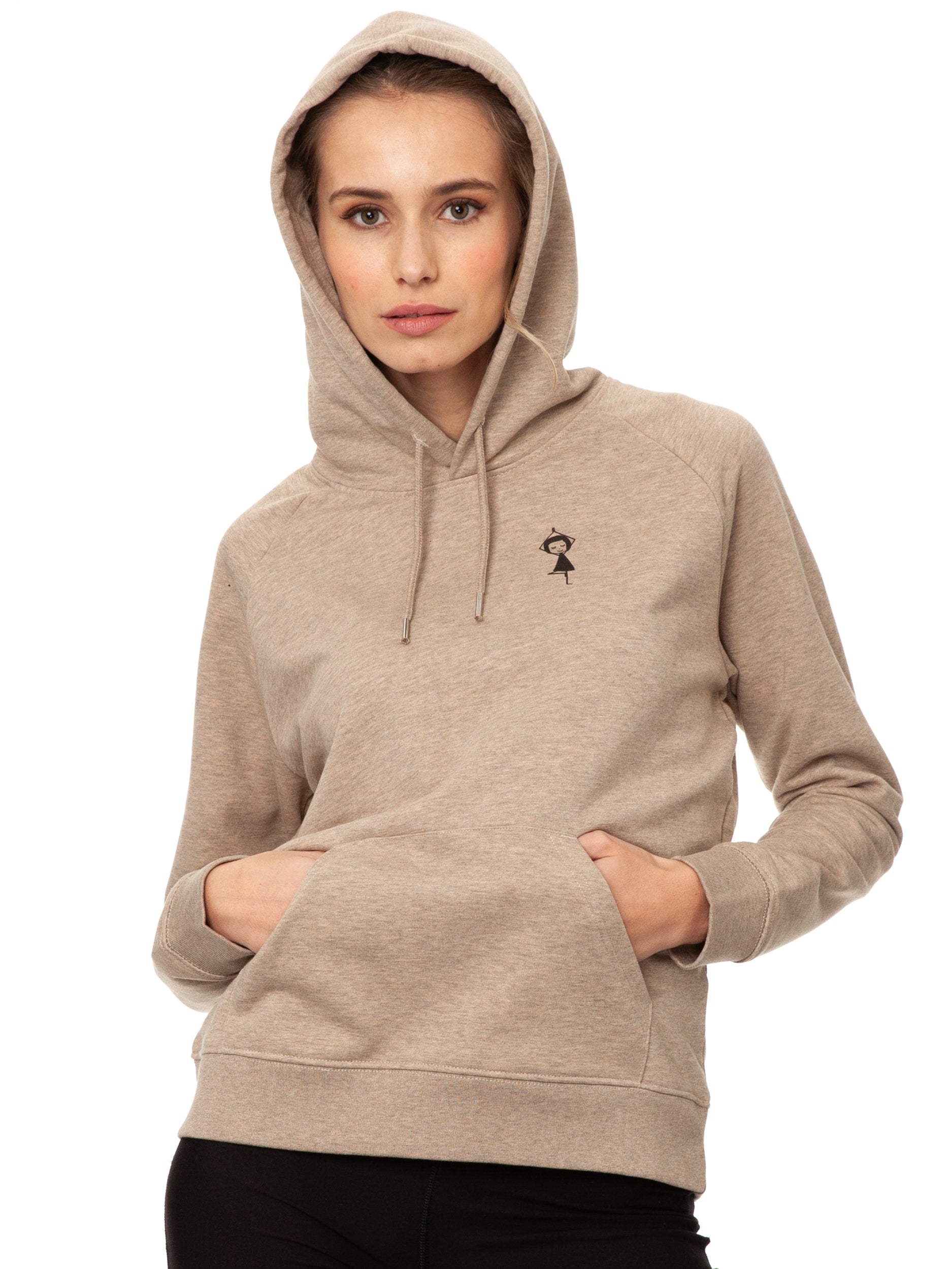 Damen‑Hoodie ‚Yogamädchen‘ in heather sand, aus 85 % GOTS‑zertifizierter Bio‑Baumwolle und 15 % recyceltem Polyester (350 g/m²), im lässigen Raglan‑Schnitt mit doppellagiger Kapuze, ton‑in‑Ton Kordel, weicher Kängurutasche und digitalem FellHerz‑Print (Yogamädchen-Motiv)auf der Brust in wasserbasierten Farben – nachhaltig, fair gefertigt, vorgewaschen, ideal für kalte Tage.