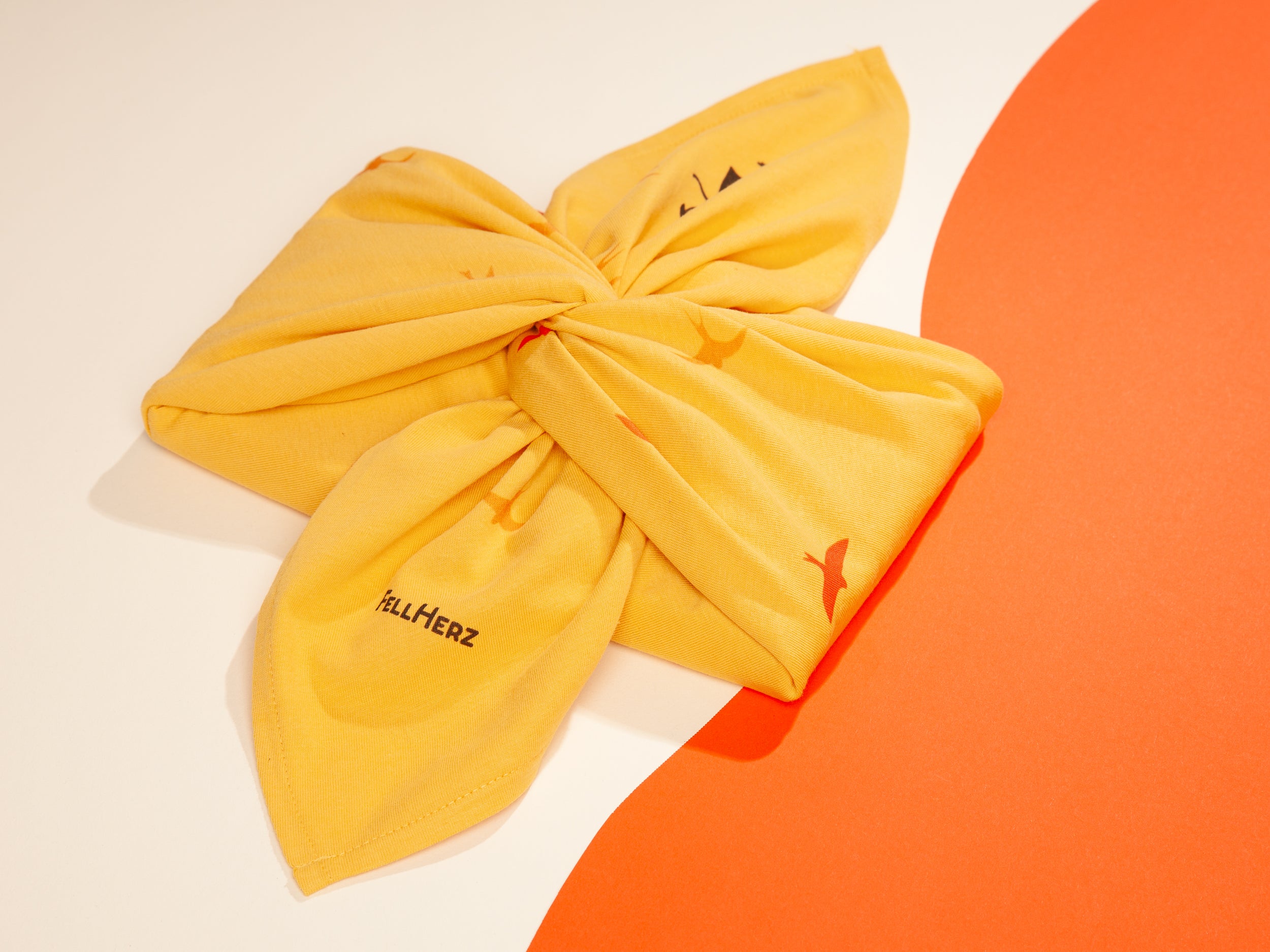 gelbes nachhaltiges FellHerz Furoshiki aus Bio-Baumwolle, fair und vegan produziert mit Schwalbenzug Grafik-Print: Ein kleines Mädchen steht im unteren Eck und es fliegen Vögel davon.