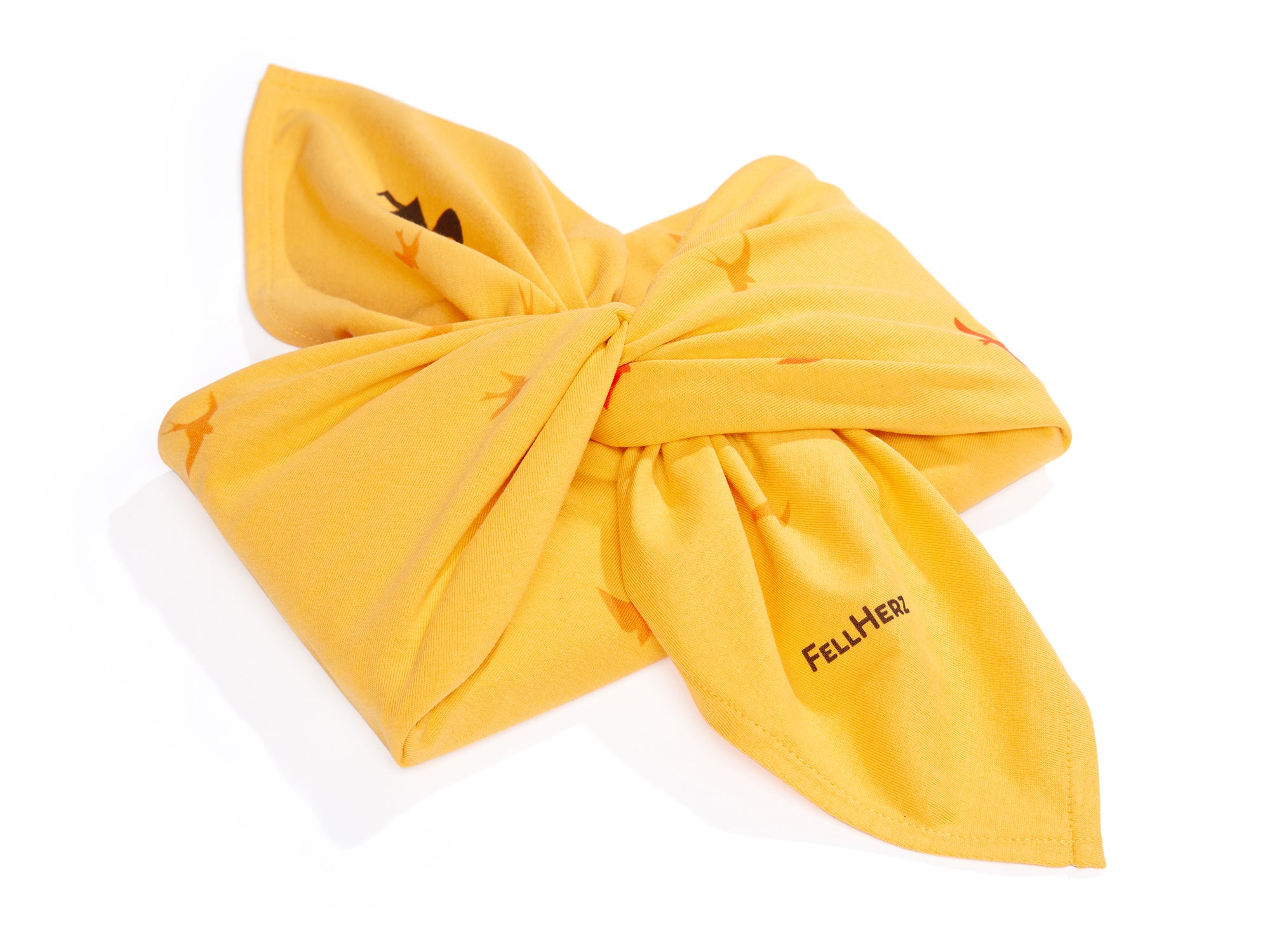 gelbes nachhaltiges FellHerz Furoshiki aus Bio-Baumwolle, fair und vegan produziert mit Schwalbenzug Grafik-Print: Ein kleines Mädchen steht im unteren Eck und es fliegen Vögel davon.