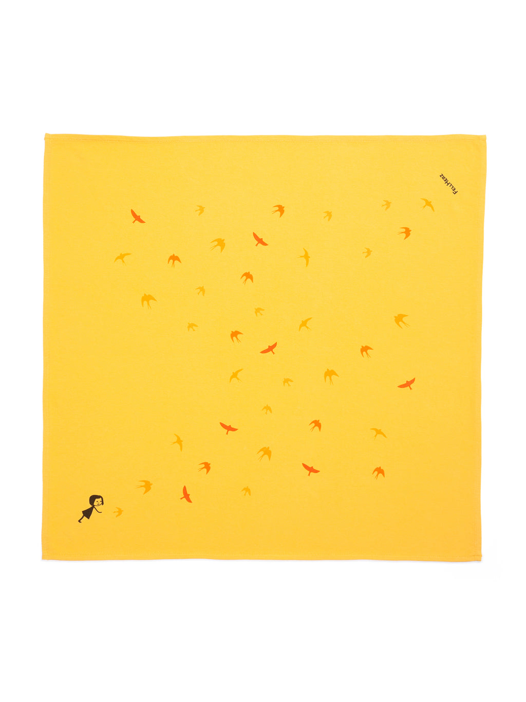 gelbes nachhaltiges FellHerz Furoshiki aus Bio-Baumwolle, fair und vegan produziert mit Schwalbenzug Grafik-Print: Ein kleines Mädchen steht im unteren Eck und es fliegen Vögel davon.