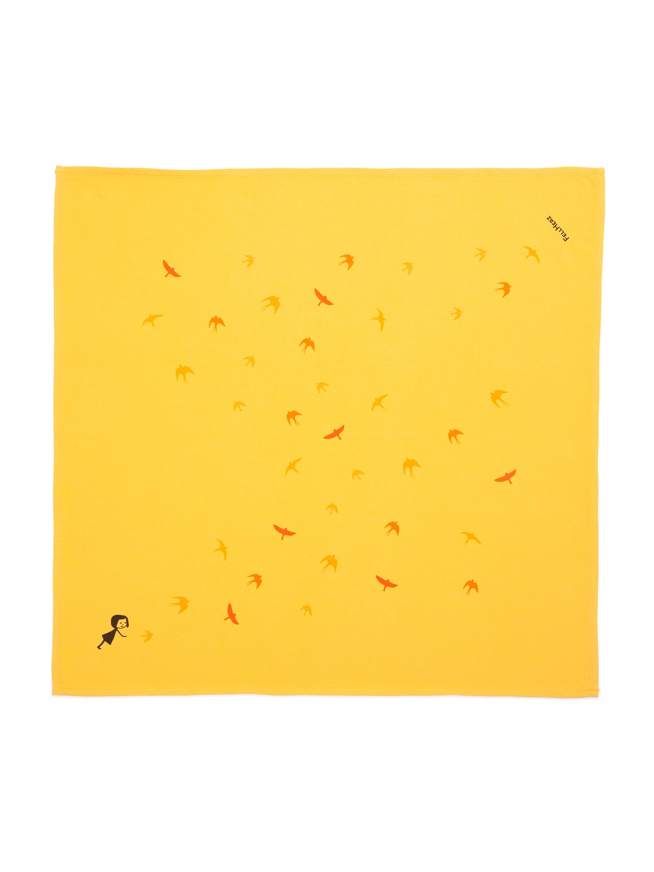 gelbes nachhaltiges FellHerz Furoshiki aus Bio-Baumwolle, fair und vegan produziert mit Schwalbenzug Grafik-Print: Ein kleines Mädchen steht im unteren Eck und es fliegen Vögel davon.