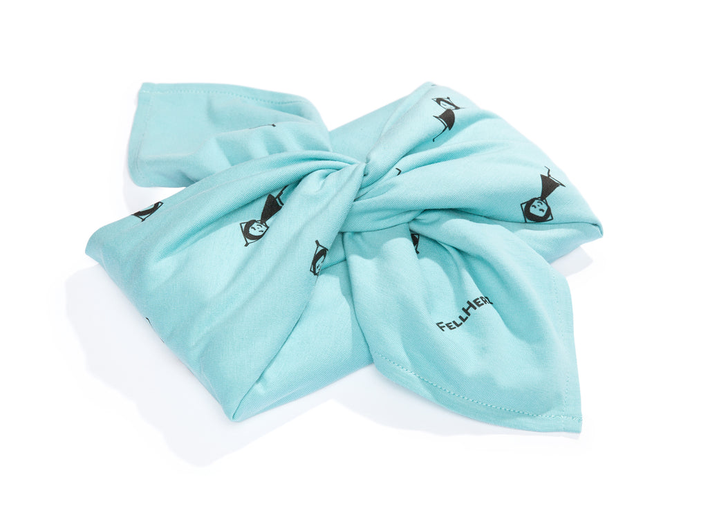 Quadratisches Furoshiki‑Tuch ‘Yogamädchen’ in zartem Neptun‑Mint, ca. 60×60 cm, aus 100 % GOTS‑zertifizierter Bio‑Baumwolle (Upcycling‑Reststoffe), mit vielen kleinen schwarzen Mädchen, die in Yogapose stehen – nachhaltige, faire Geschenk‑Verpackung & vielseitiges Alltagsaccessoire.