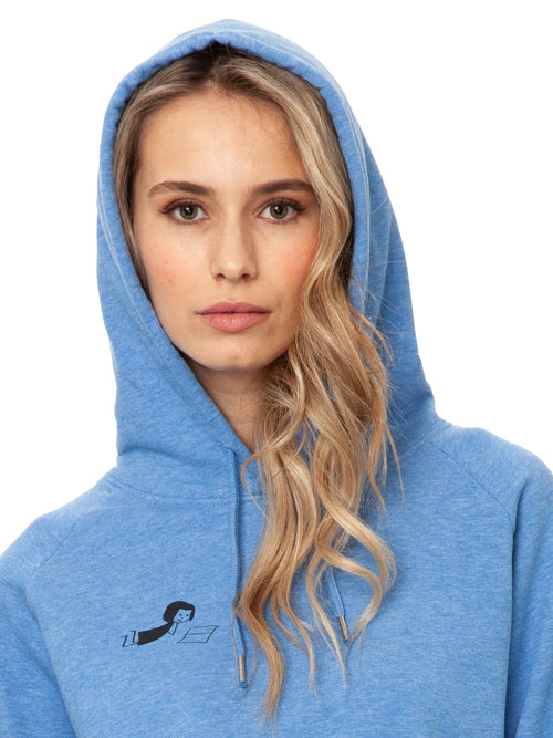 Model trägt den Damen Hoodie Buchmädchen in Blue Melange – Mädchen mit einem Buch, Bio-Baumwolle, fair und vegan produziert