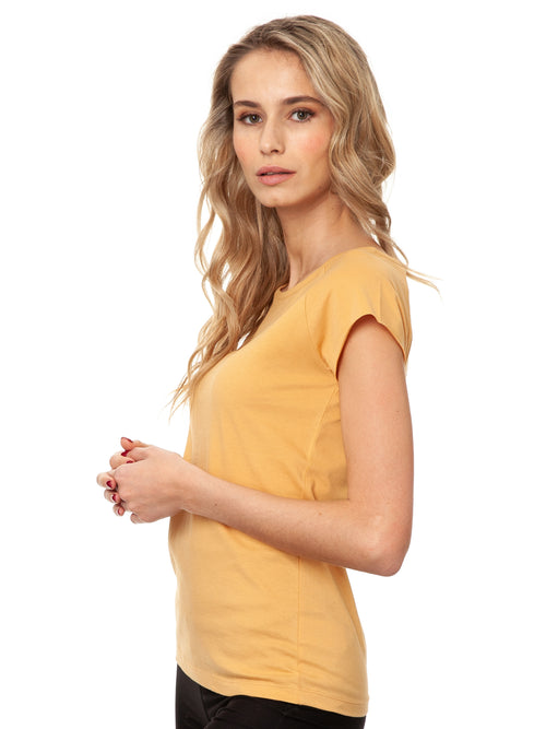 Model trägt das taillierte Damen Cap Sleeve T-Shirt in Clay, Biobaumwolljersey, fair und vegan produziert