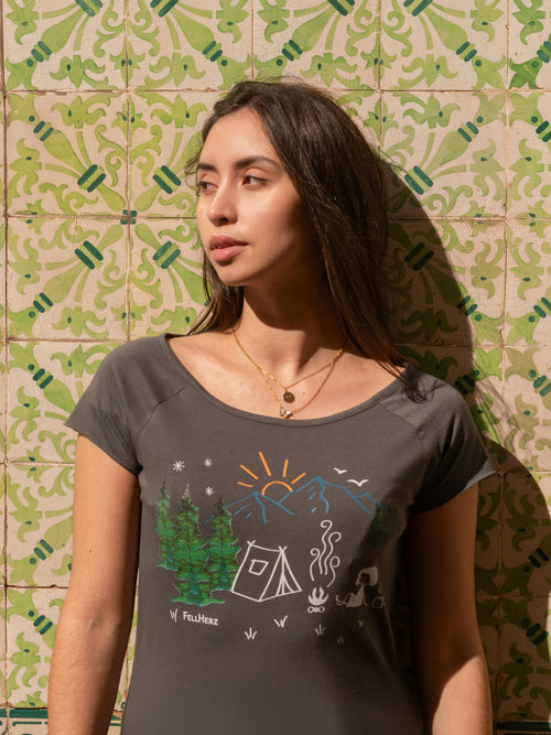 FellHerz Damen Cap Sleeve T-Shirt Camping Girl in Castlerock (Dunkelgrau) aus Bio-Baumwolle, fair und vegan produziert – Mädchen vor Zelt