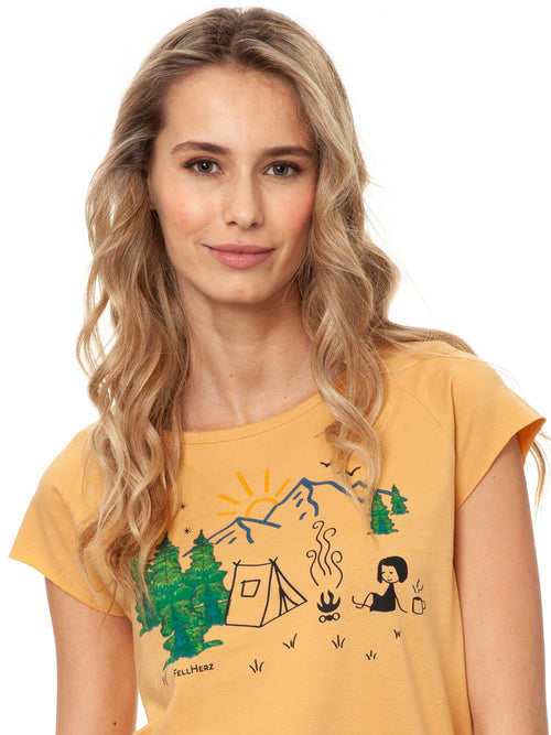 Model trägt das Damen Cap Sleeve T-Shirt Camping Girl in Clay – Mädchen vor Zelt, Bio-Baumwolle, fair und vegan produziert