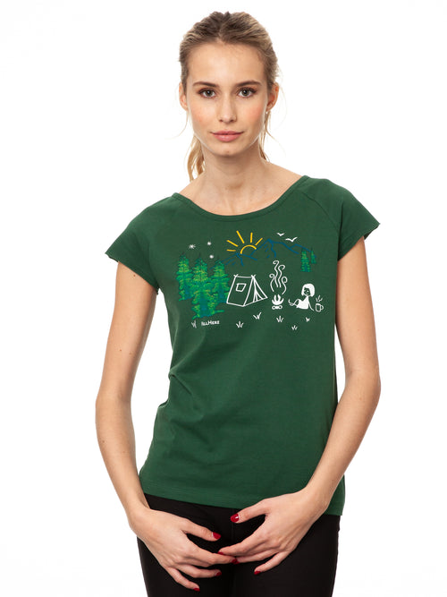 FellHerz Damen Cap Sleeve T-Shirt Camping Girl in Scarab Green (Grün) aus Bio-Baumwolle, fair und vegan produziert – Mädchen vor Zelt