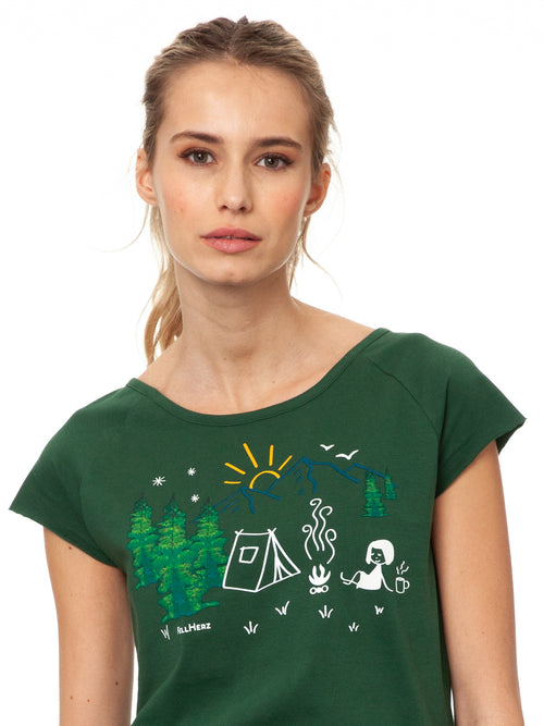 Model trägt das Damen Cap Sleeve T-Shirt Camping Girl in Scarab Green – Mädchen vor Zelt, Bio-Baumwolle, fair und vegan produziert