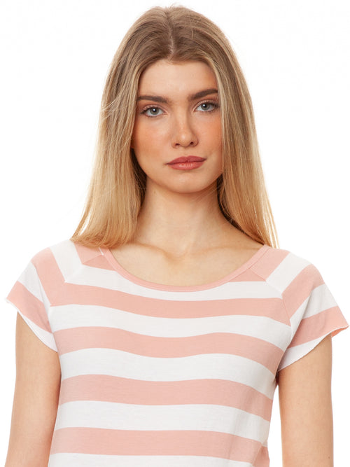 Model trägt das taillierte Damen Cap Sleeve T-Shirt Block-gestreift in Light Pink, Biobaumwolljersey, fair und vegan produziert