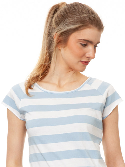 Model trägt das taillierte Damen Cap Sleeve T-Shirt Block-gestreift in Light Blue, Biobaumwolljersey, fair und vegan produziert