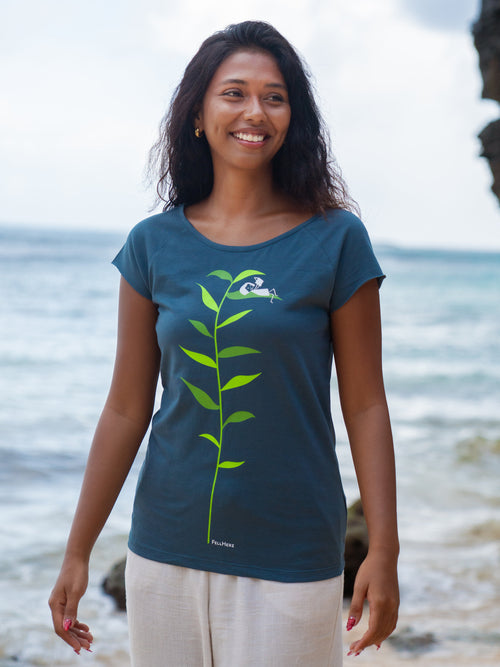 Model trägt das Damen Cap Sleeve T-Shirt Book Lover in Thundercloud – Mädchen liest Buch, Bio-Baumwolle, fair und vegan produziert