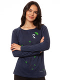 Model trägt den FellHerz Raglan Longsleeve Gingko Girl in Moonlit (Dunkelblau), weicher Rundhalsschnitt aus Biobaumwolle, fair und vegan produziert