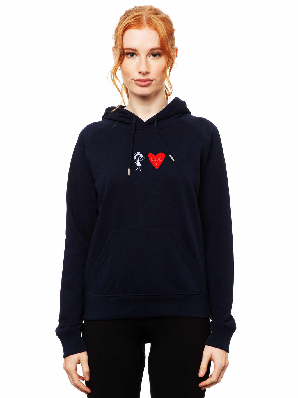 Model trägt den Damen Hoodie Love Stick in Navy – gesticktes Love-Herz und Mädchen im Digitaldruck, Bio-Baumwolle – Nahaufnahme
