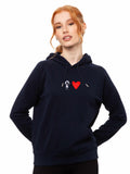 Model trägt den Damen Hoodie Love Stick in Navy – gesticktes Love-Herz und Mädchen im Digitaldruck, Bio-Baumwolle – weitere Ansicht