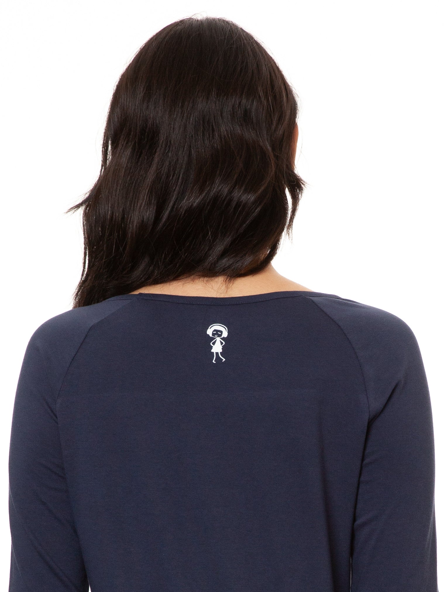 Rückenansicht: Model trägt das dunkelblaue FellHerz Raglan-Longsleeve Gingko Girl aus Bio-Baumwolle mit einem kleinen Mädchen als Nackenprint