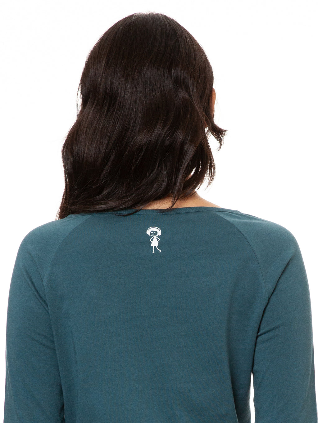 Model trägt das FellHerz Raglan Longsleeve Lesepalme in Atlantic Teal (Petrol), weicher Biobaumwolljersey, fair und vegan produziert