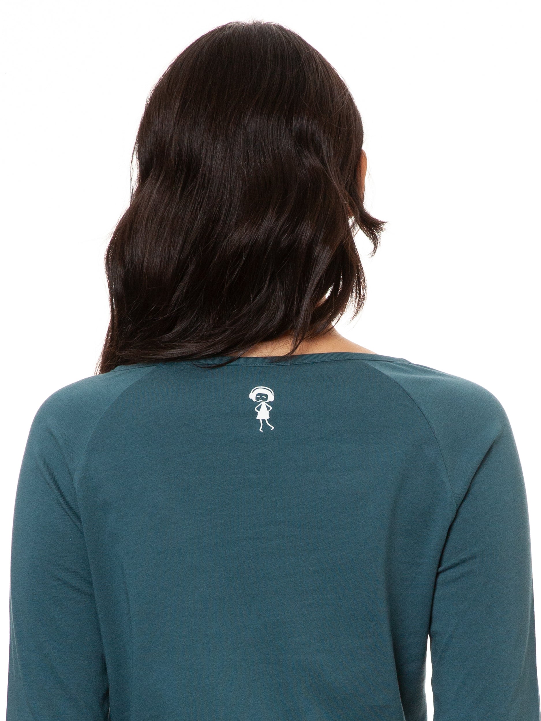 Model trägt das FellHerz Raglan Longsleeve Lesepalme in Atlantic Teal (Petrol), weicher Biobaumwolljersey, fair und vegan produziert