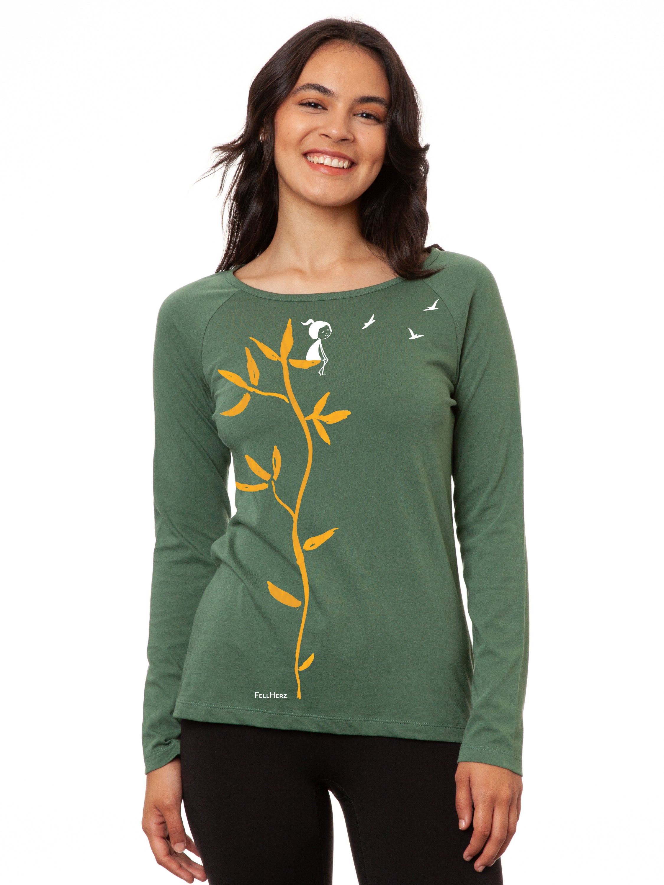 Model trägt den FellHerz Raglan Longsleeve Me Time in Ivy Green (Grün) – weicher Rundhalsschnitt aus Biobaumwolle, fair und vegan produziert