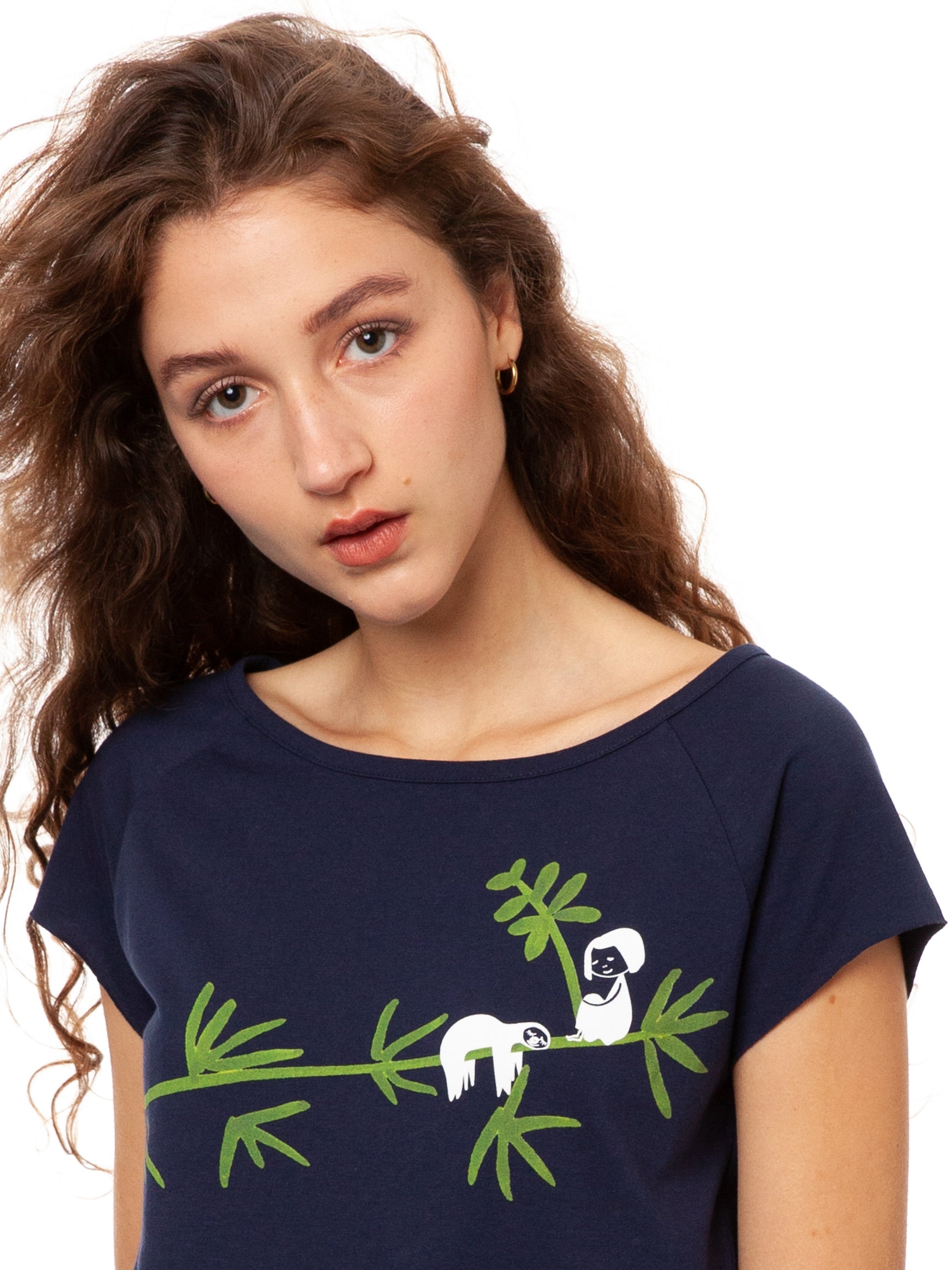 Das Damen T-Shirt aus hochwertiger Bio-Baumwolle in Dunkelblau mit einzigartigen FellHerz Faultier-Design in Grün auf der Vorderseite. Die liebevolle Illustration zeigt ein entspanntes Faultier, das sich an einem Zweig festhält, während ein kleines Mädchen daneben sitzt. Dieses nachhaltige Damen T-Shirt ist ideal für umweltbewusste Modefans und Fair Fashion Liebhaberinnen. Mit kurzen Cap-Sleeves und einem weiten Rundhalsausschnitt bietet das bequeme Baumwollshirt hohen Tragekomfort.