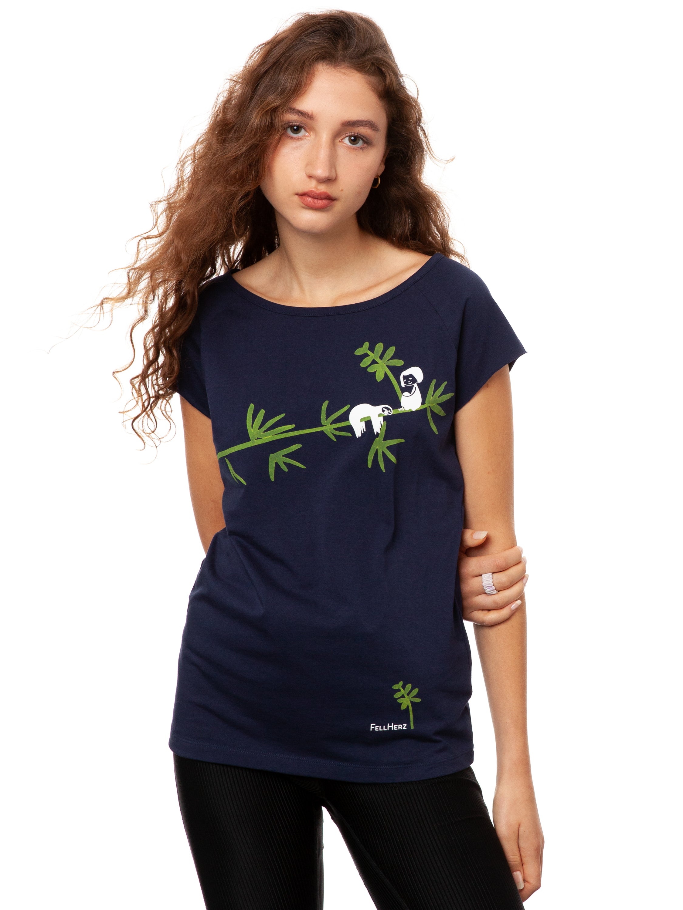 Das Damen T-Shirt aus hochwertiger Bio-Baumwolle in Dunkelblau mit einzigartigen FellHerz Faultier-Design in Grün auf der Vorderseite. Die liebevolle Illustration zeigt ein entspanntes Faultier, das sich an einem Zweig festhält, während ein kleines Mädchen daneben sitzt. Dieses nachhaltige Damen T-Shirt ist ideal für umweltbewusste Modefans und Fair Fashion Liebhaberinnen. Mit kurzen Cap-Sleeves und einem weiten Rundhalsausschnitt bietet das bequeme Baumwollshirt hohen Tragekomfort.